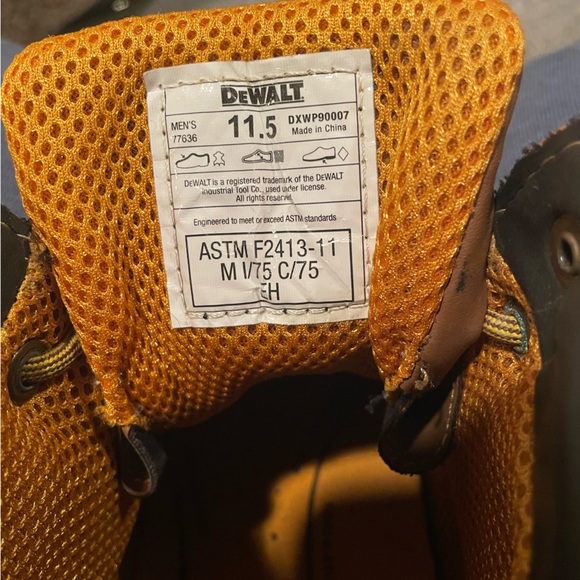 DeWalt non slip work boots - Picture 2 of 3